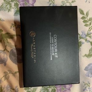 Anatasia contour kit light to medium